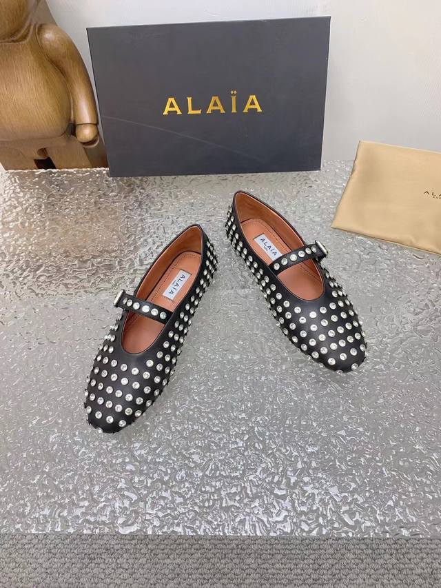 Alaia｜阿莱亚经典复古满钻 玛丽珍鞋芭蕾舞鞋半拖鞋 满满的少女风 既摩登又复古的味道 非常的简约大气 不管是半身裙 连衣裙还是牛仔裤 它都能成为点睛之笔！